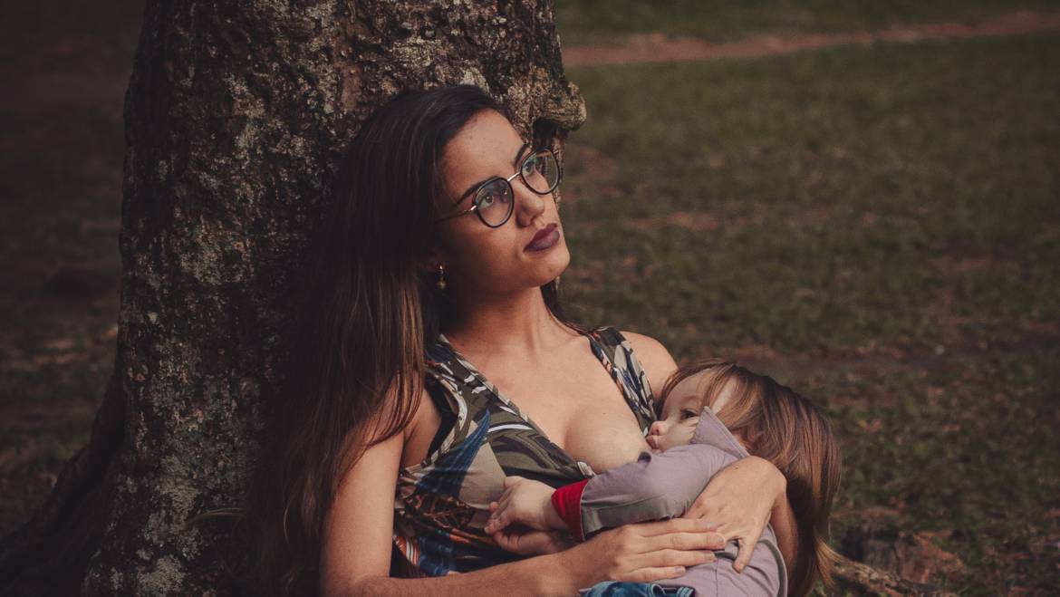 The Comprehensive Guide to a Holistic Approach to Breastfeeding