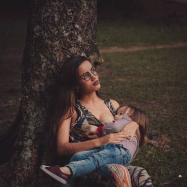 The Comprehensive Guide to a Holistic Approach to Breastfeeding